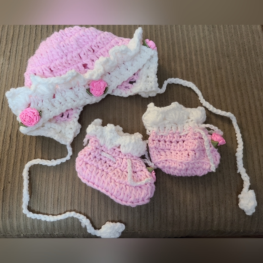 Vintage pink roses crochet baby‎ bonnet & shoes set